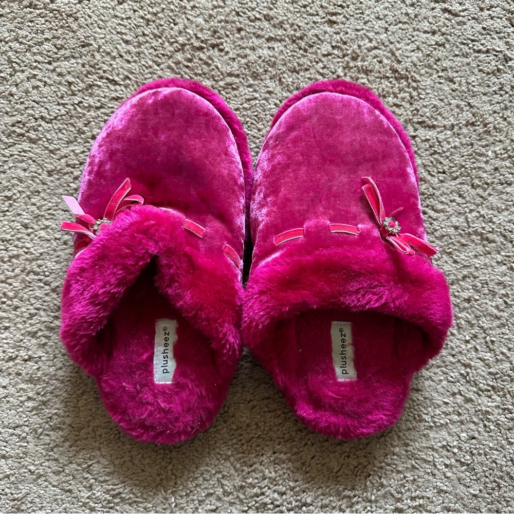 Plush Pink Y2K Fuzzy Slippers size 7-8